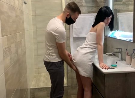 Пристроился к сестре сзади в ванной